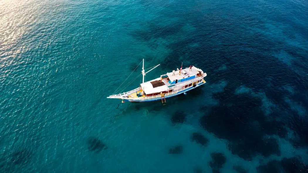 Dive Komodo — PADI 5 Star Centre in Labuan Bajo since 1996, with the Tatawa Liveaboard