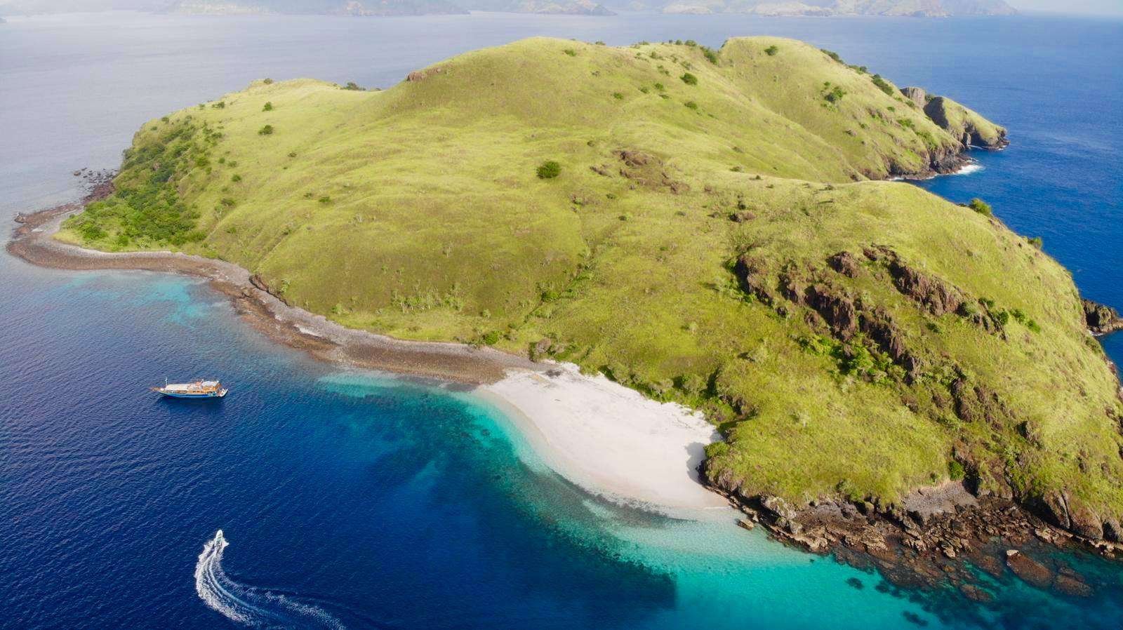 Uber Scuba Komodo — SSI Dive Centre, Day Trips & Amalia Liveaboard in Labuan Bajo