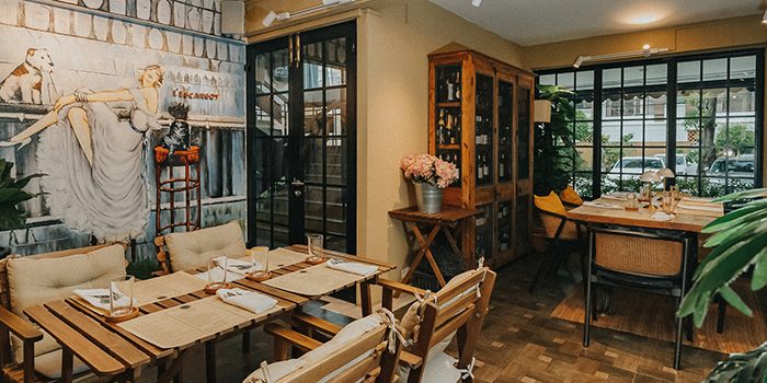 L'Escargot Bistro - 2