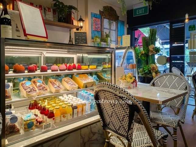 Le Petit Paris - 2