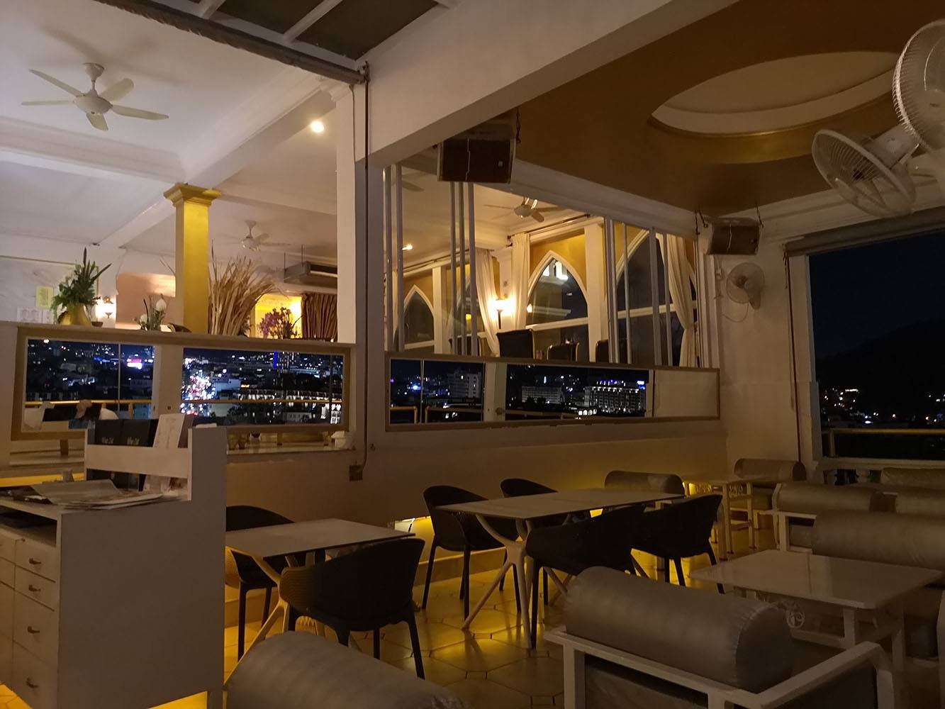 Le V Restaurant