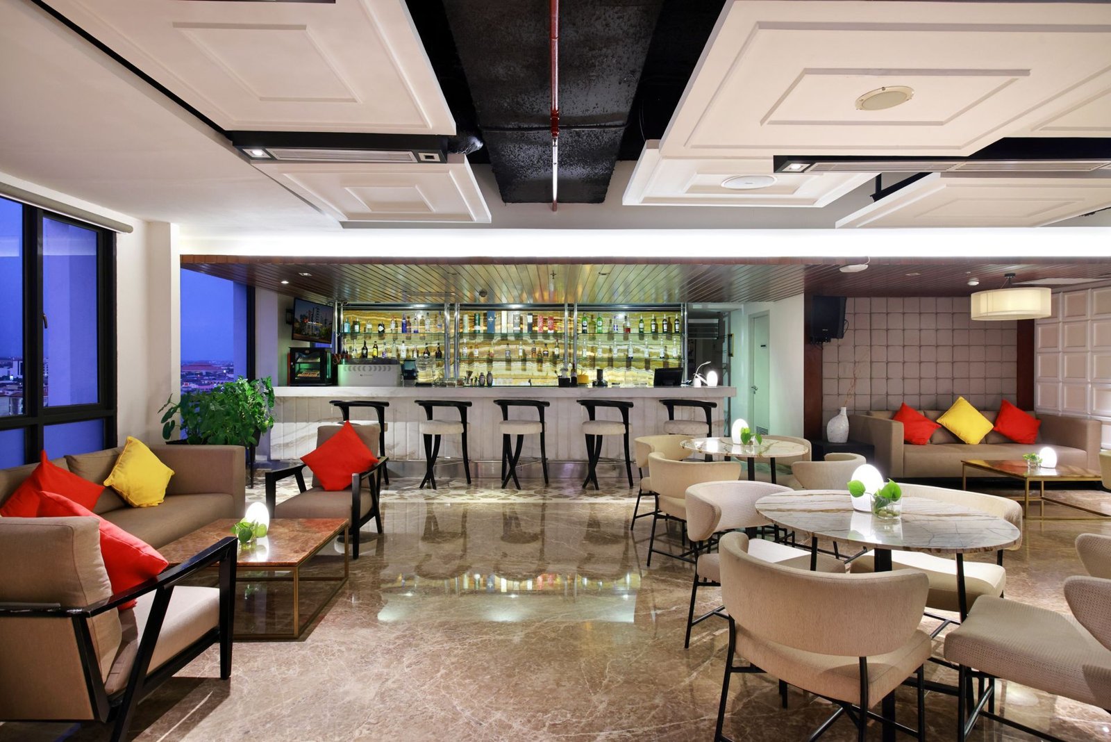 Chadis Rooftop & Pool Bar – Swiss-Belboutique Yogyakarta