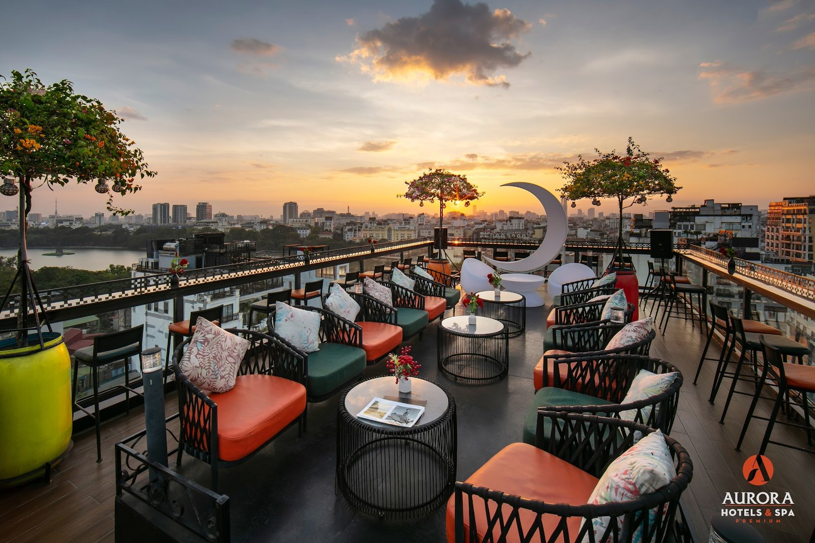 Starlight Skybar – Aurora Premium Hotel